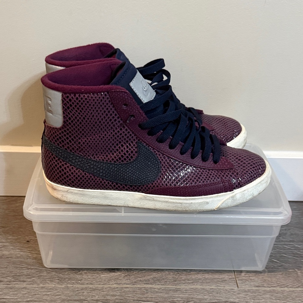Nike Womans Sneakers - Burgundy and Black